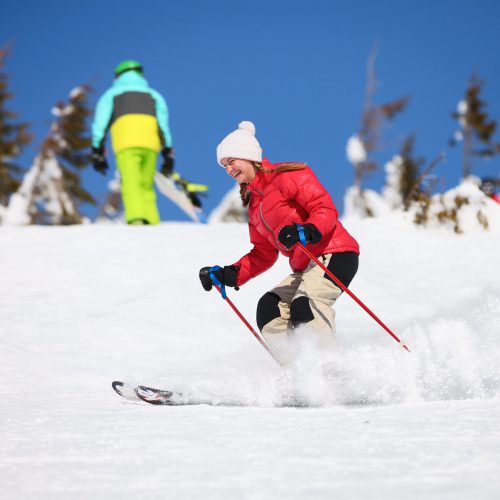 young-female-skier-on-a-snowy-slope-P5UAYA7